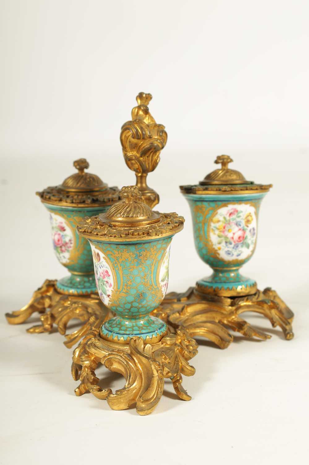 A 18TH CENTURY FRENCH ROCOCO ORMOLU AND SERVES STYLE TRIPLE INKSTAND - Image 6 of 10
