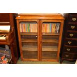 Oak floor standing glazed cabinet wit3h arched doors and 3 shelves to interior. 90cm in Width