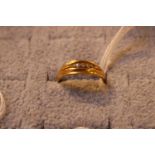 18ct Gold Diamond set Ladies ring 2.5g total weight