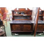 Good quality Late Victorian Marble topped washstand with walnut panelled doors and mirrored back