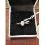 Ladies 18ct Gold Oval Opal set ring 1.85g