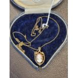 Ladies 9ct Gold mounted Cameo Pendant on 9ct gold chain 4g