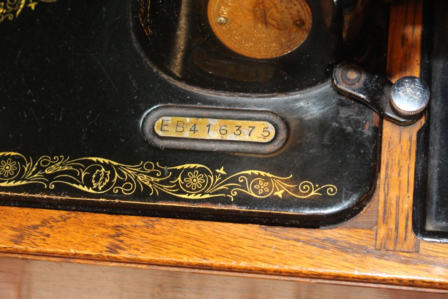 Cased Singer Sewing machine EB416375 - Image 2 of 2