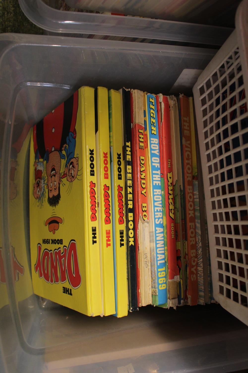 5 Boxes of assorted Beano, Dandy and other annuals - Image 2 of 2