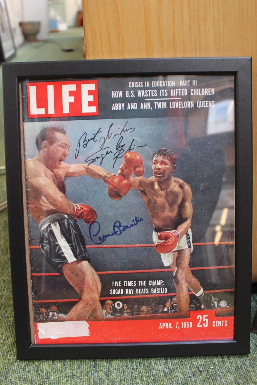 A framed original Life magazine from 1958 dual signed by Sugar Ray Robinson and Carmen Basilio. 31 x - Bild 2 aus 3