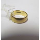 A 9ct gold band 4.1g