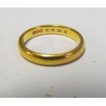 A 22ct gold band size O 4.8g