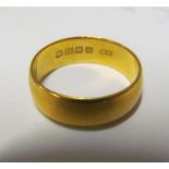 A 22ct gold band size R/S 7.2g