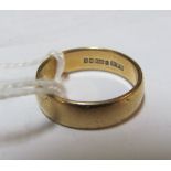 A 9ct gold band 3.8gm, size M/N