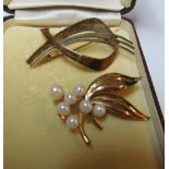 A 9ct gold leaf brooch set seven cultured pearls and gold brooch