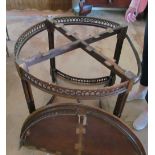 An Edwardian circular centre table with pierced arch design frieze, quadruple pillar supports and