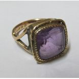 A 9ct gold ring purple stone 5.8g