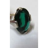 A 9ct gold ring set green stone (Ionite)