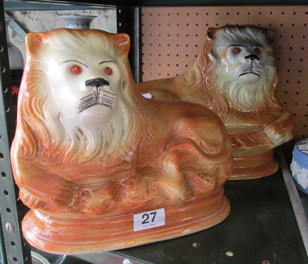 A pair of pottery lion ornaments (one ear restored)