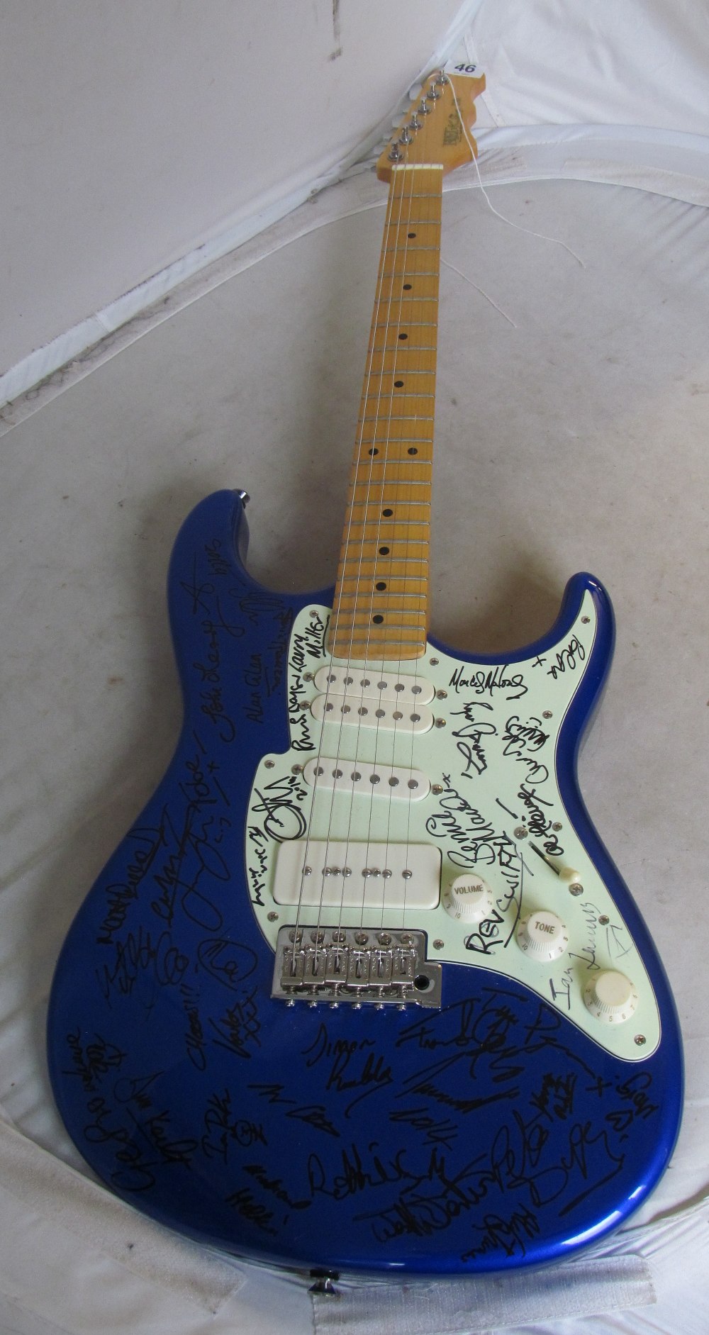 A Fret King Corona DBR guitar for Walter Trout benefit signed by the performers - Image 4 of 8