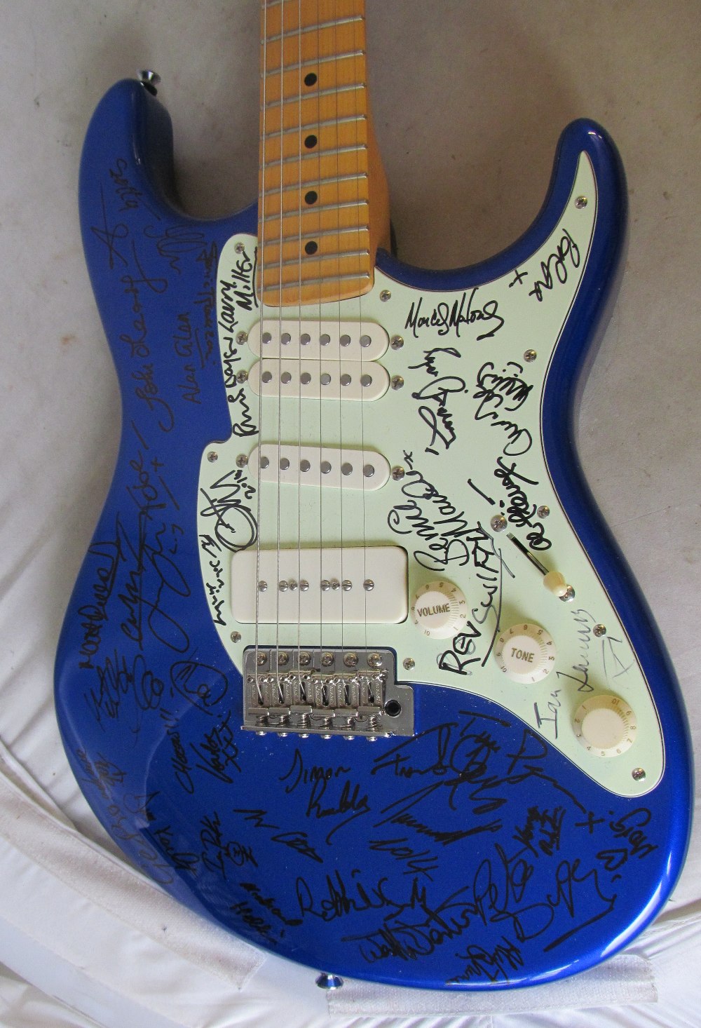 A Fret King Corona DBR guitar for Walter Trout benefit signed by the performers - Image 6 of 8