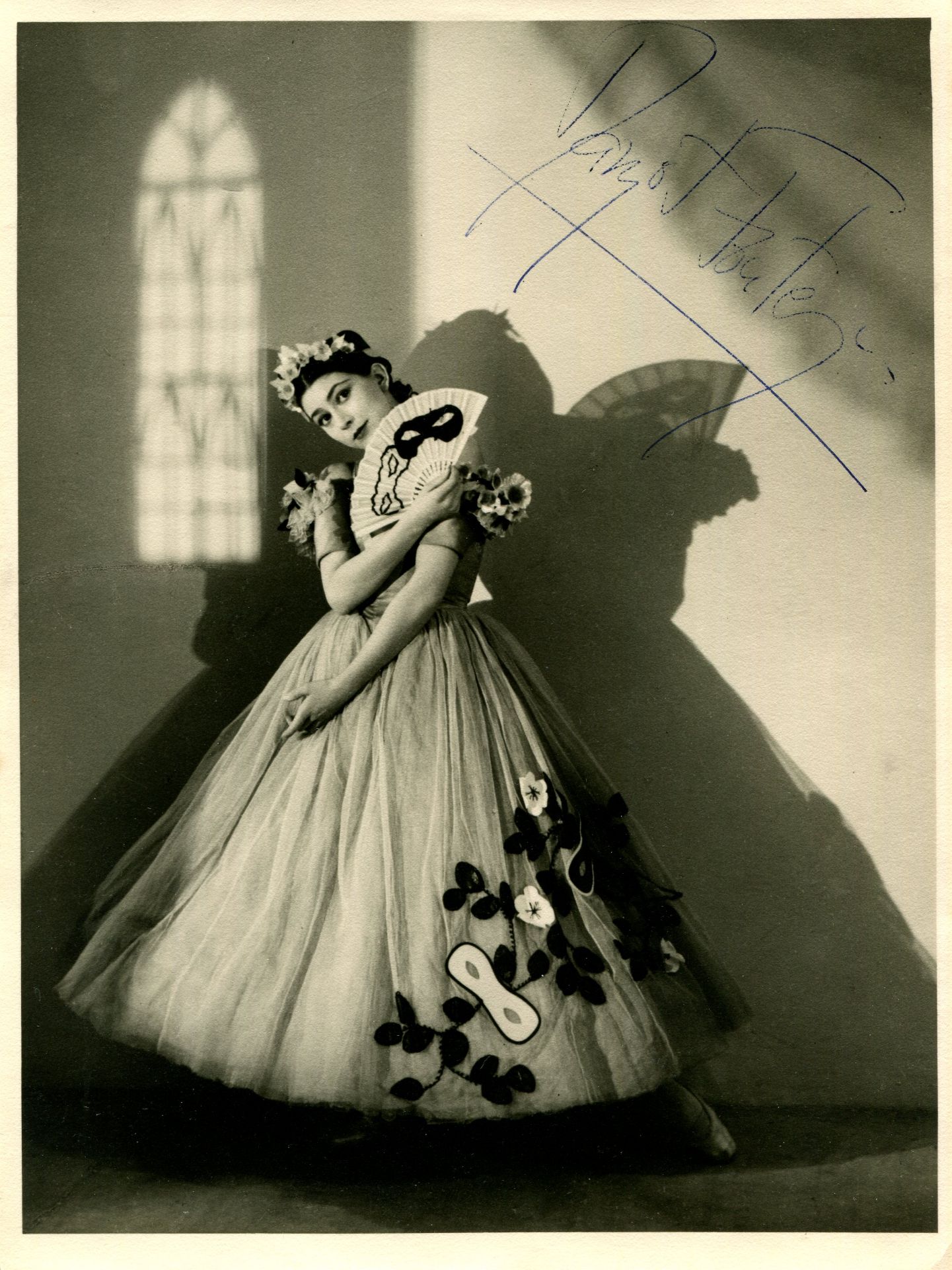 FONTEYN MARGOT: (1919-1991) English ballerina. A fine vintage signed 6 x 8.