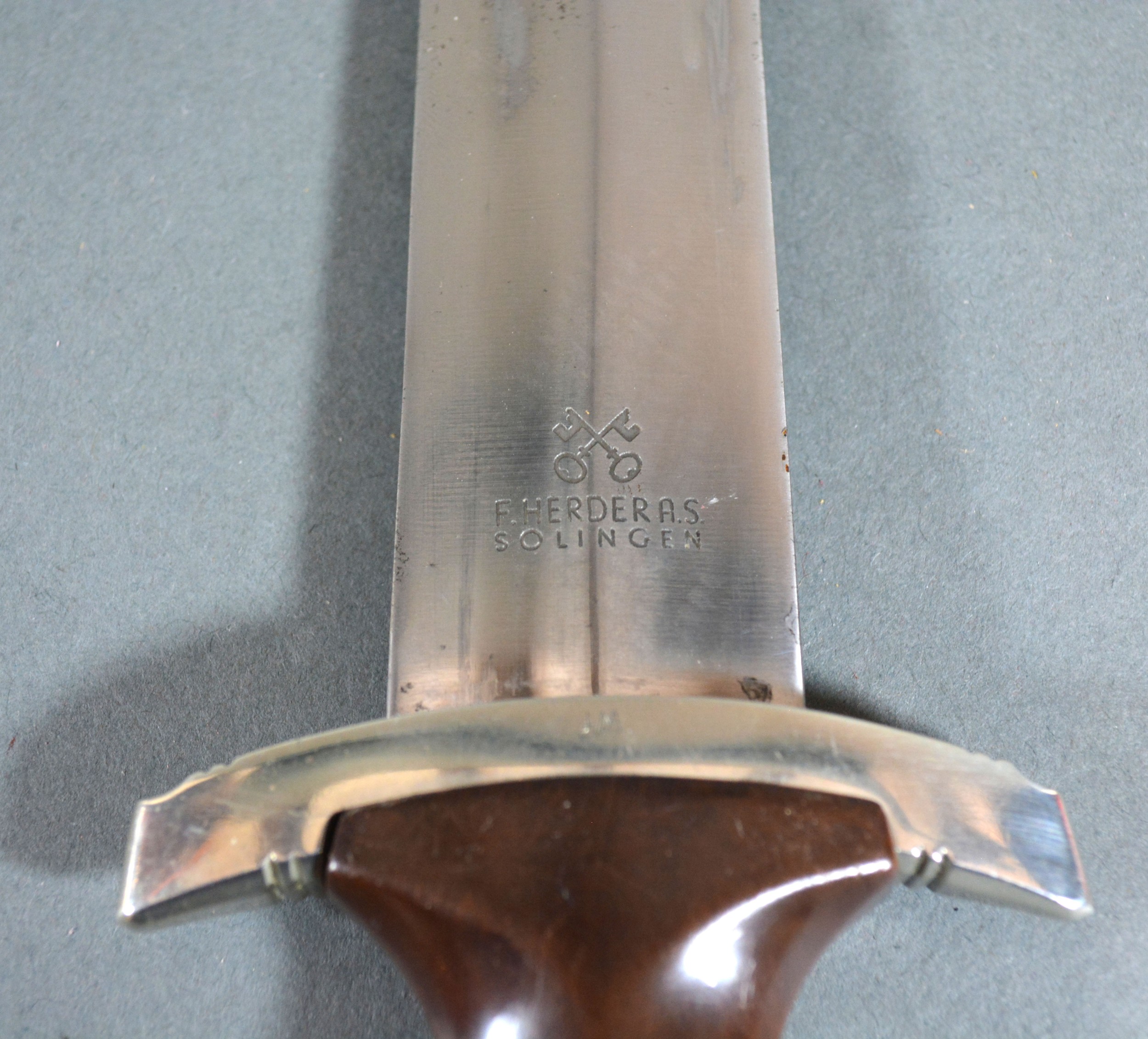 A World War II German Third Reich SA Dagger, the blade inscribed F. Herder AS Solingen with metal - Image 6 of 6