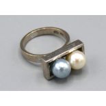 An 18ct. Gold Ring set with a grey and a white pearl, ring size L, 8.5 gms.