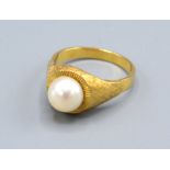 An 18ct Yellow Gold Ring Set Single Pearl size O 4.9 gms