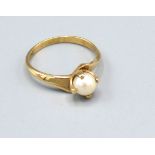 A 9ct. Gold Solitaire Pearl Set Ring, ring size P