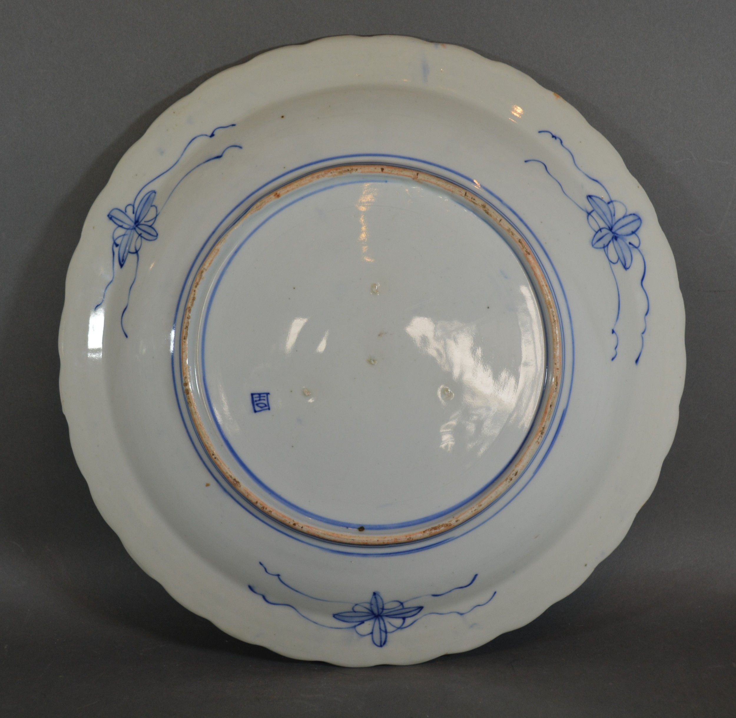A Japanese porcelain charger decorated in under glaze blue and highlighted with gilt, 41cms diameter - Bild 2 aus 2