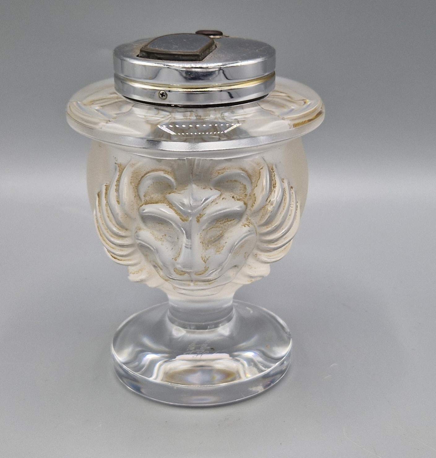 A Lalique Tete De Lion glass table lighter, signed Lalique France, 11.5cms tall - Bild 4 aus 4