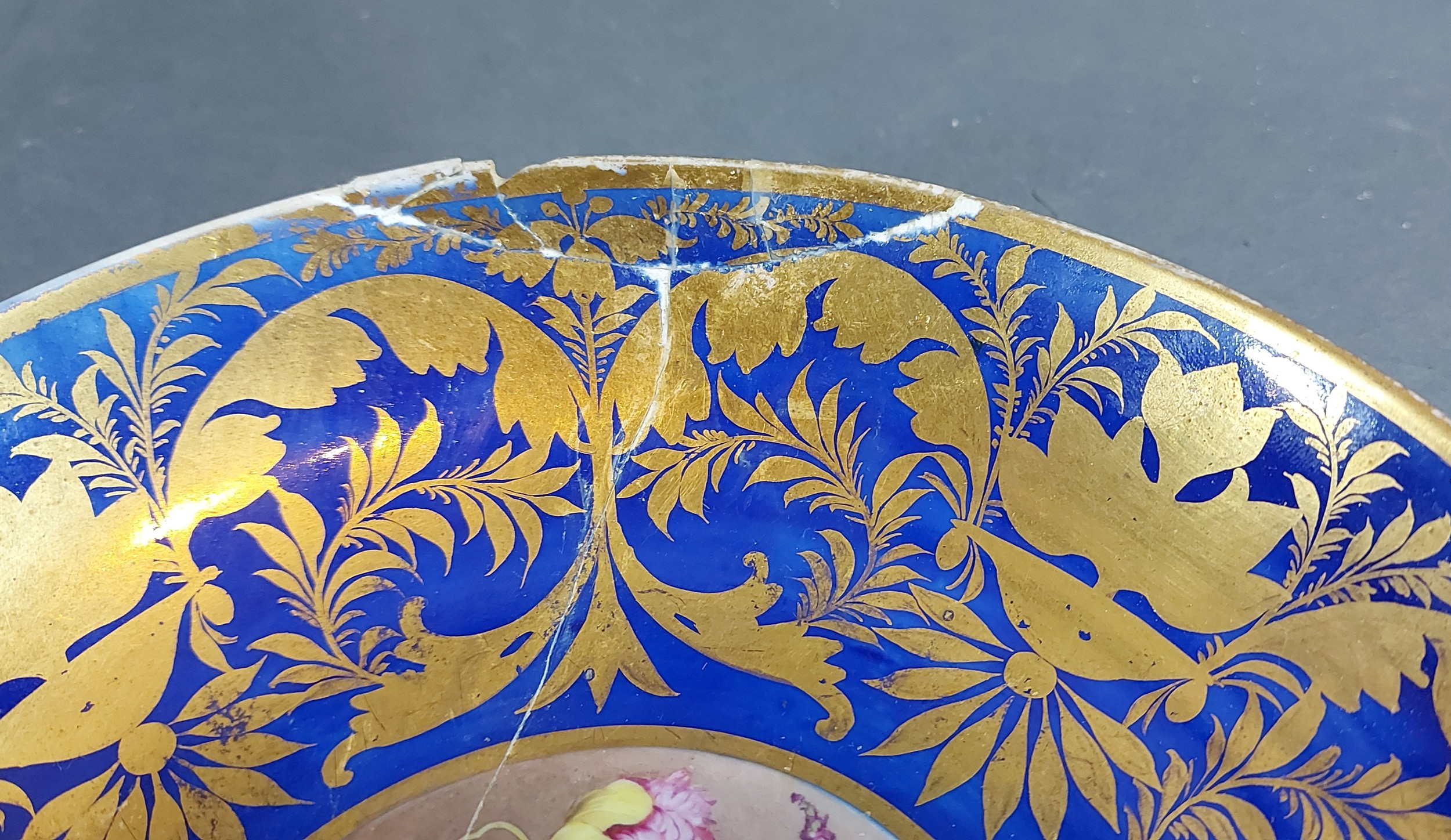 An early 19th Century Derby bowl, decorated with two reserves hand painted summer flowers together - Bild 2 aus 3