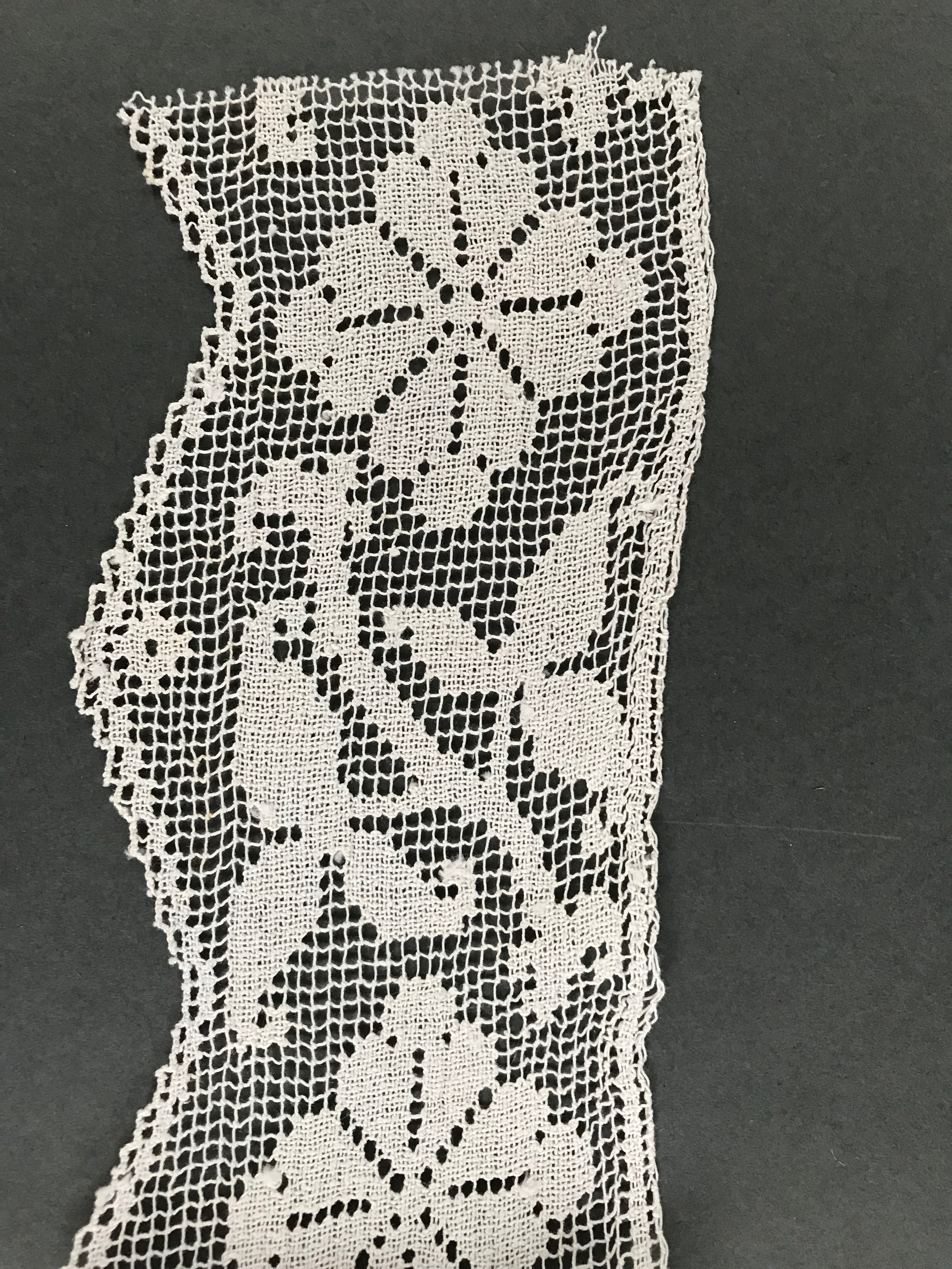 Two lengths of lace, 1x cotton filet crochet border,7x 220cm and 1xcotton bobbin lace, 10x 280 cm - Image 3 of 5