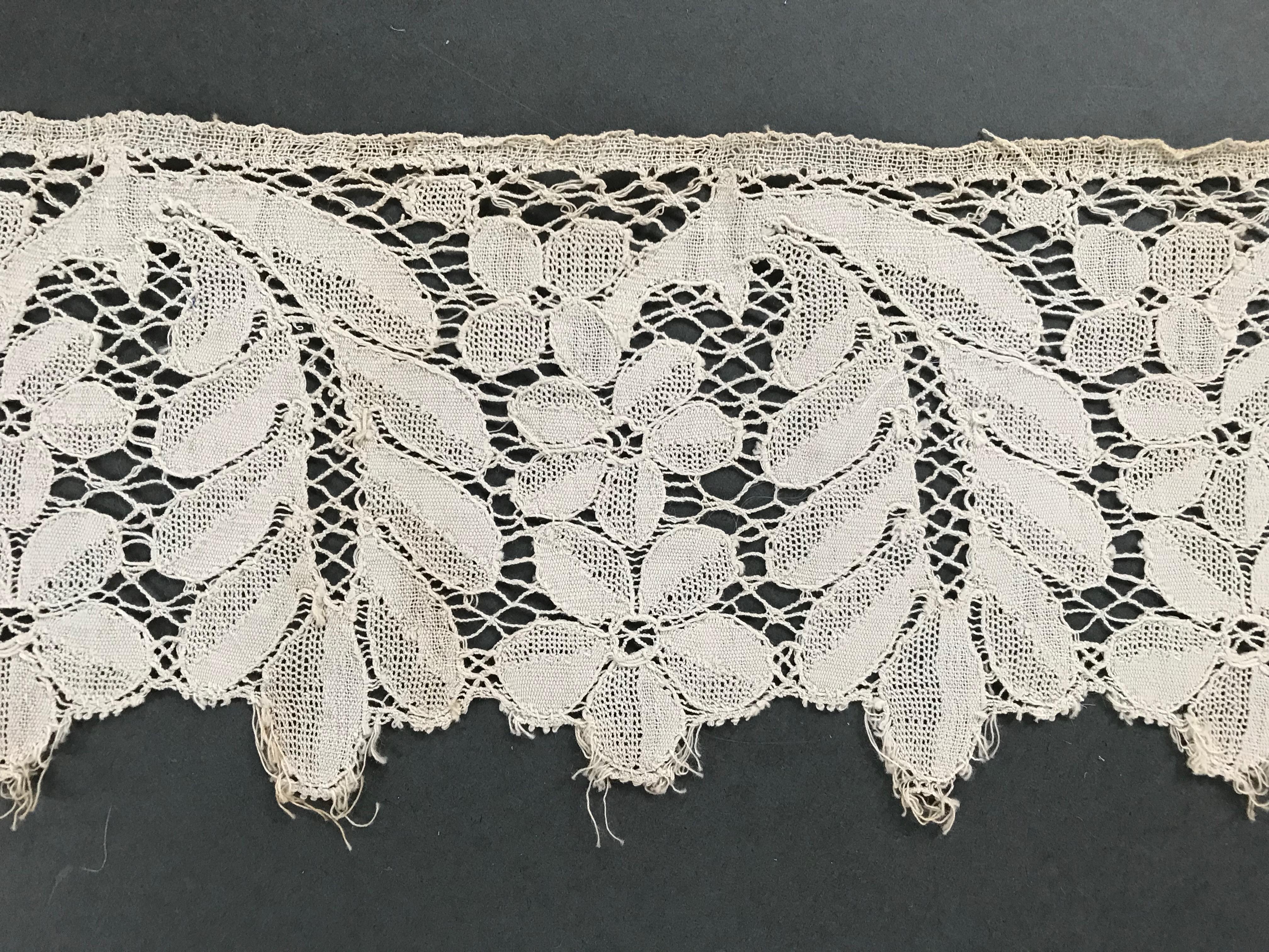 Two lengths of lace, 1x cotton filet crochet border,7x 220cm and 1xcotton bobbin lace, 10x 280 cm - Image 5 of 5