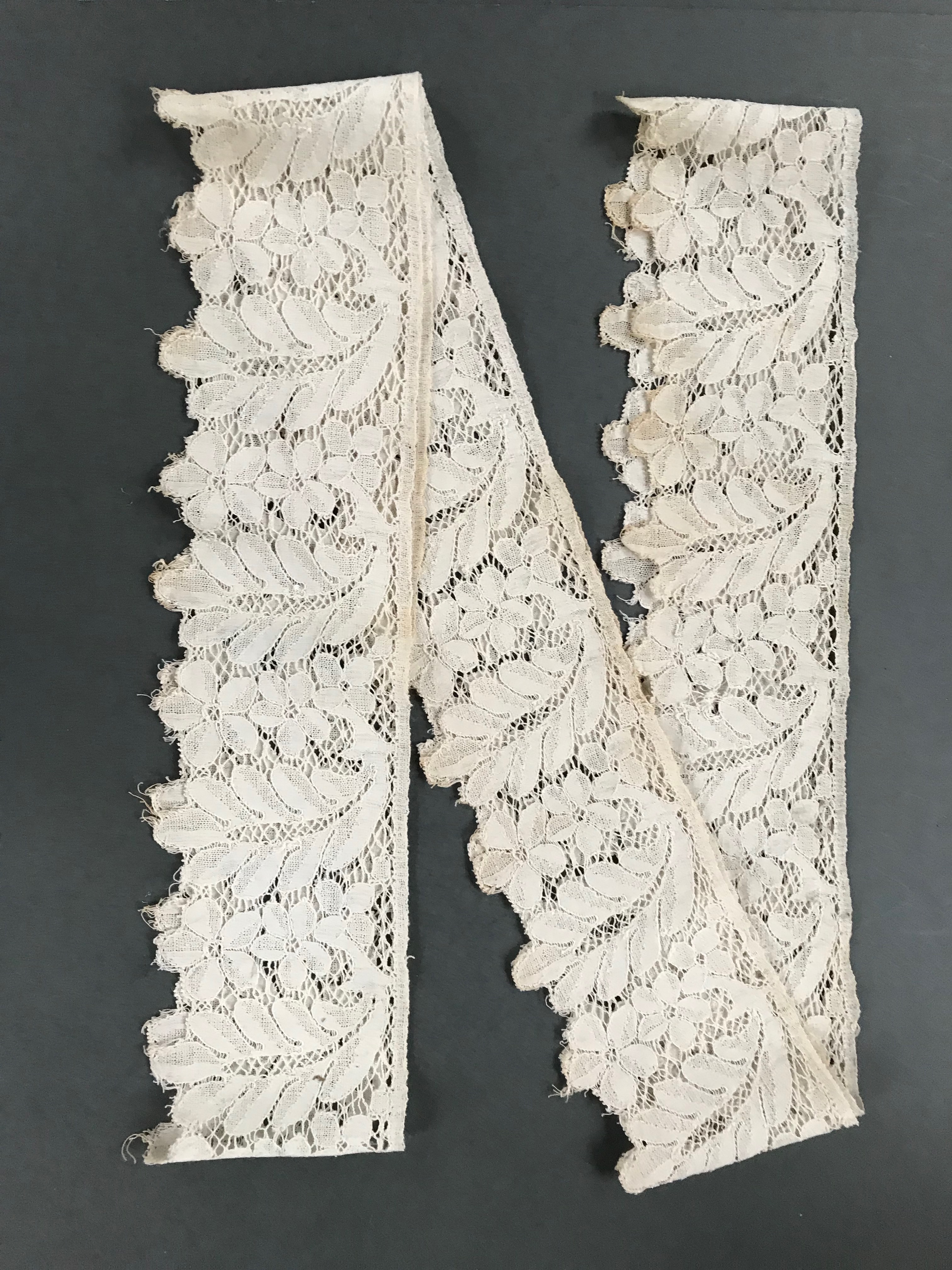 Two lengths of lace, 1x cotton filet crochet border,7x 220cm and 1xcotton bobbin lace, 10x 280 cm - Image 2 of 5