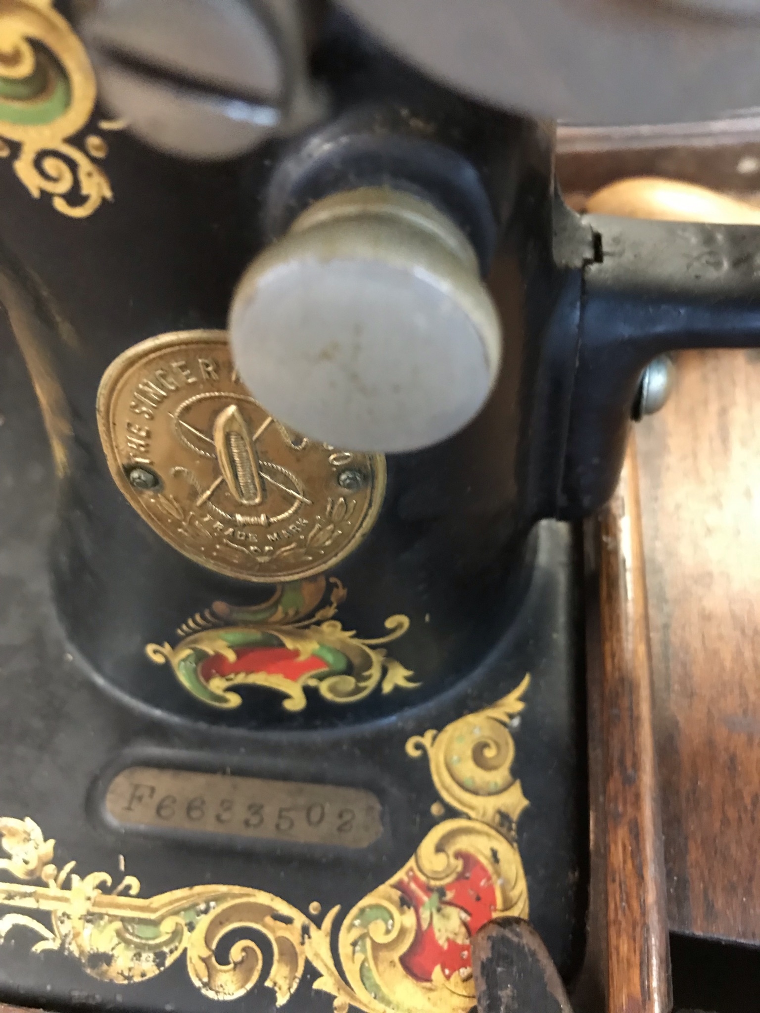 Antique Singer Sewing Machine serial number F6633502 circa 1915 black with red green and gold - Image 3 of 4