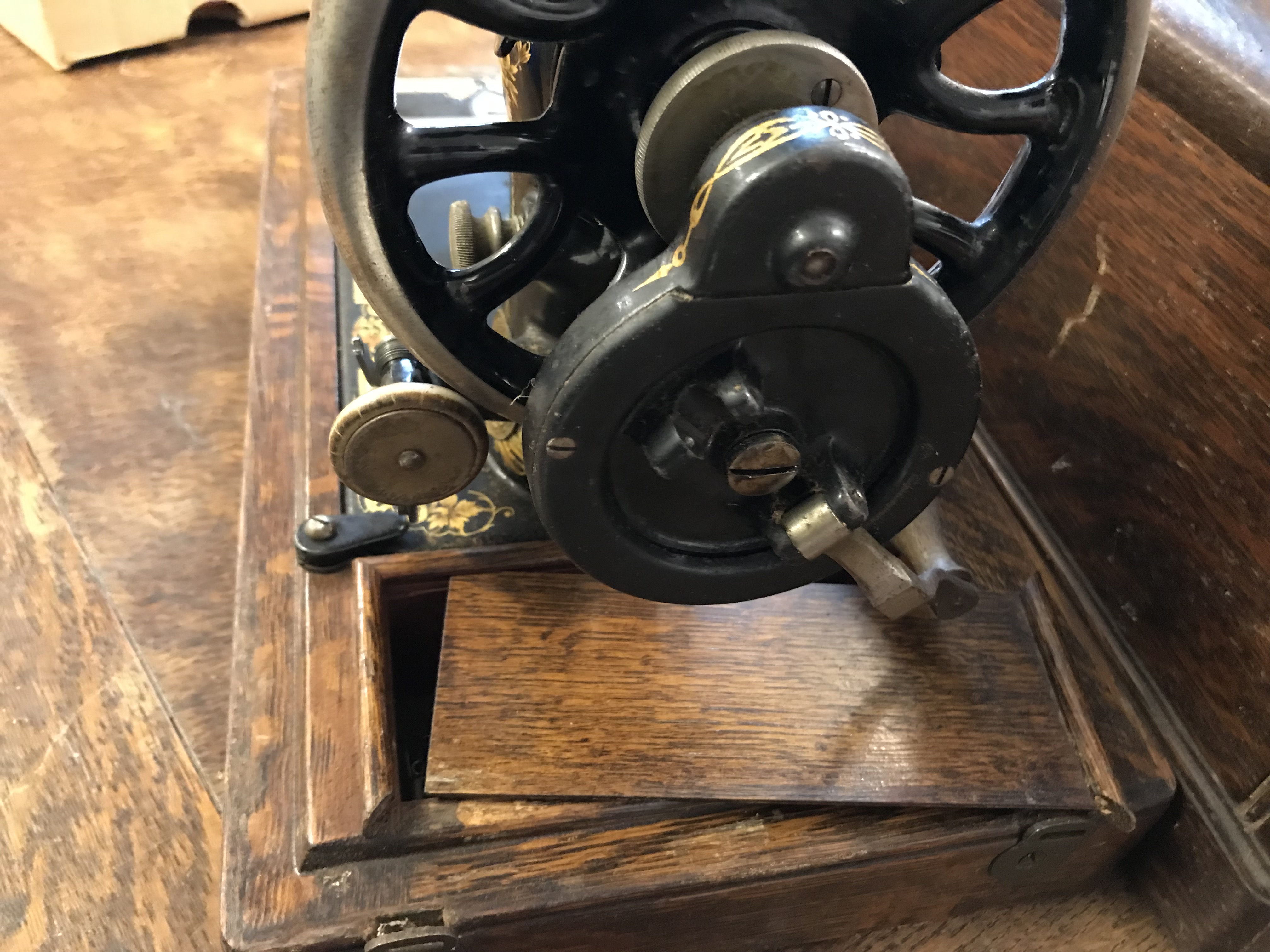 Singer Shuttle sewing machine in wooden case, with key. Serial No: S959293 Circa 1906 untested/for - Image 5 of 6