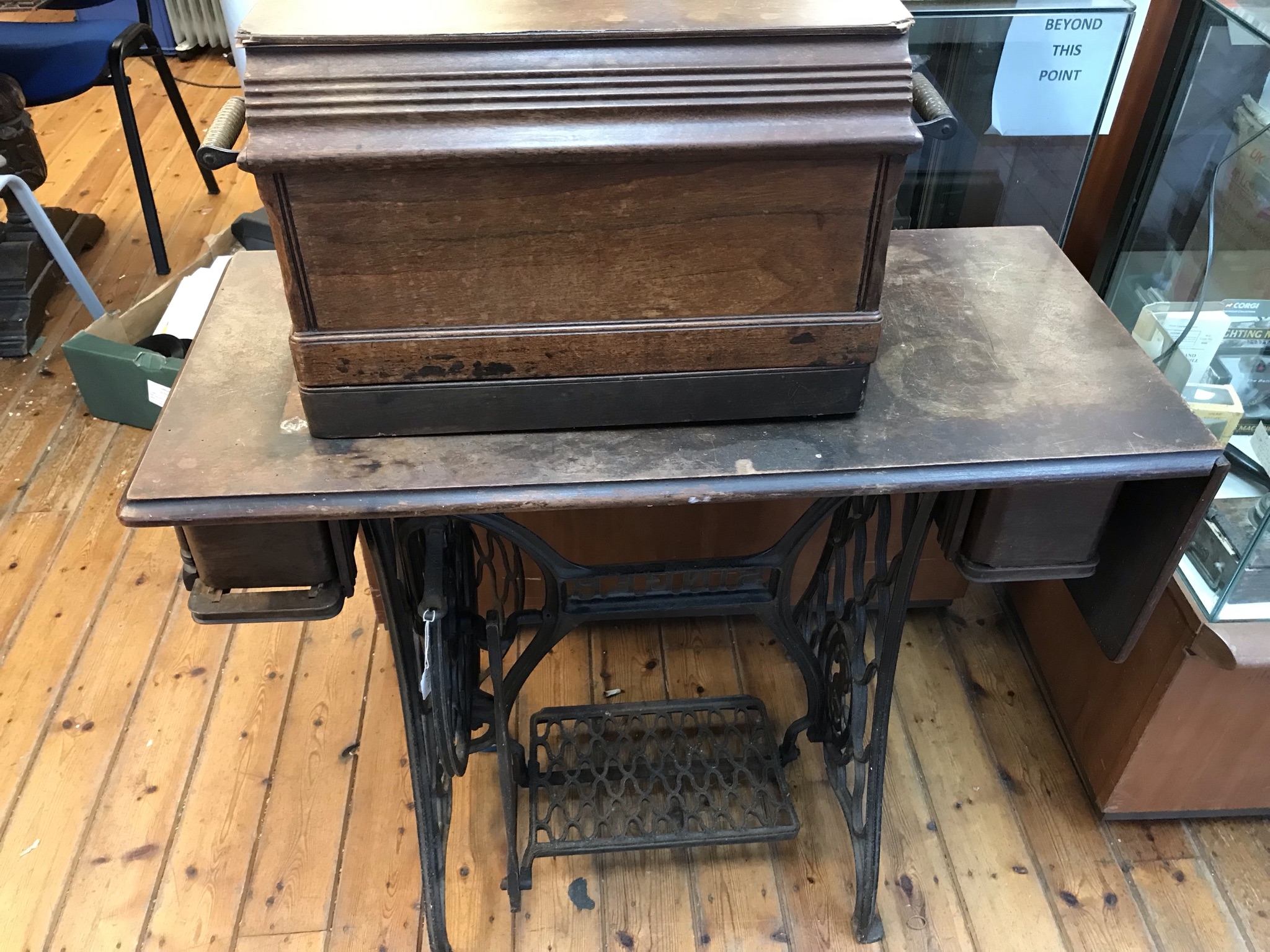 An Antique Singer Sewing Machine Treadle Table and Singer Sewing Machine circa 1902 Serial No: - Image 5 of 5