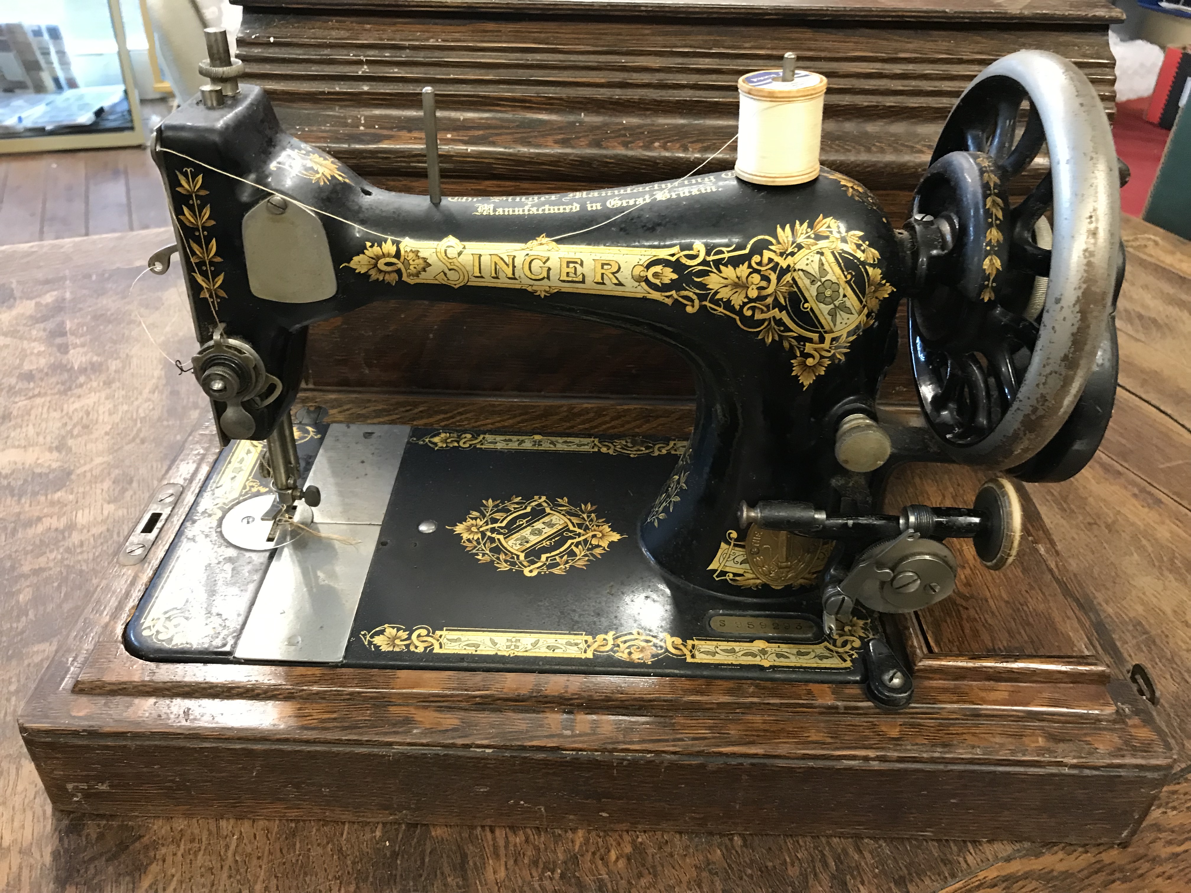 Singer Shuttle sewing machine in wooden case, with key. Serial No: S959293 Circa 1906 untested/for