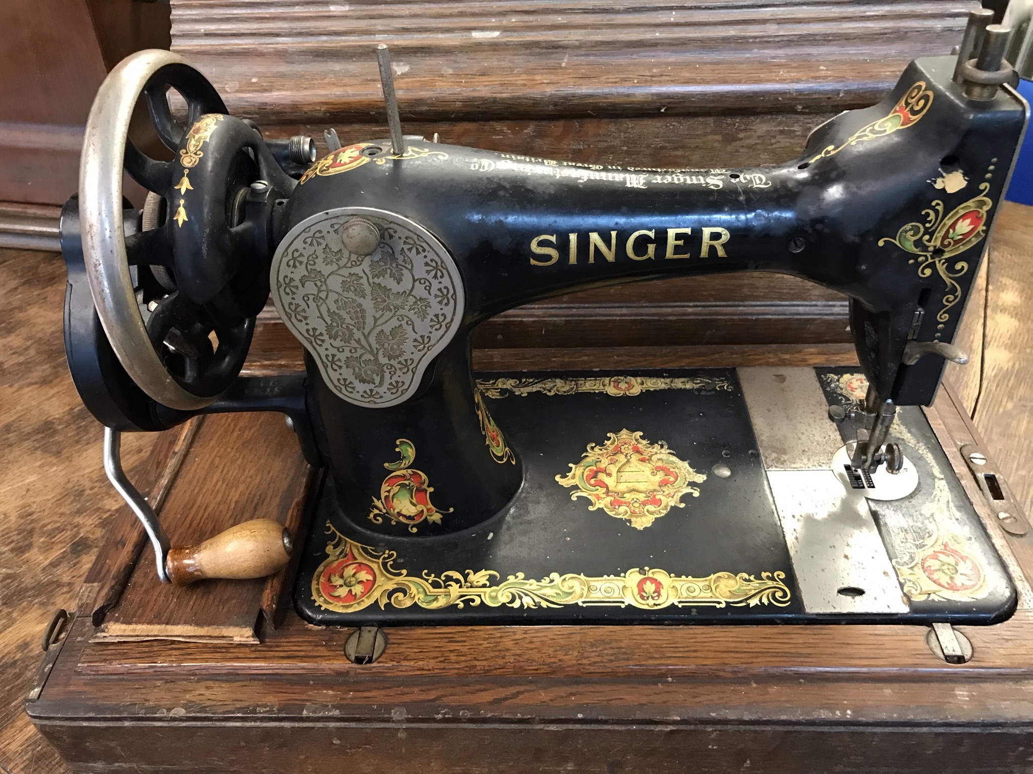 Antique Singer Sewing Machine serial number F6633502 circa 1915 black with red green and gold - Image 4 of 4