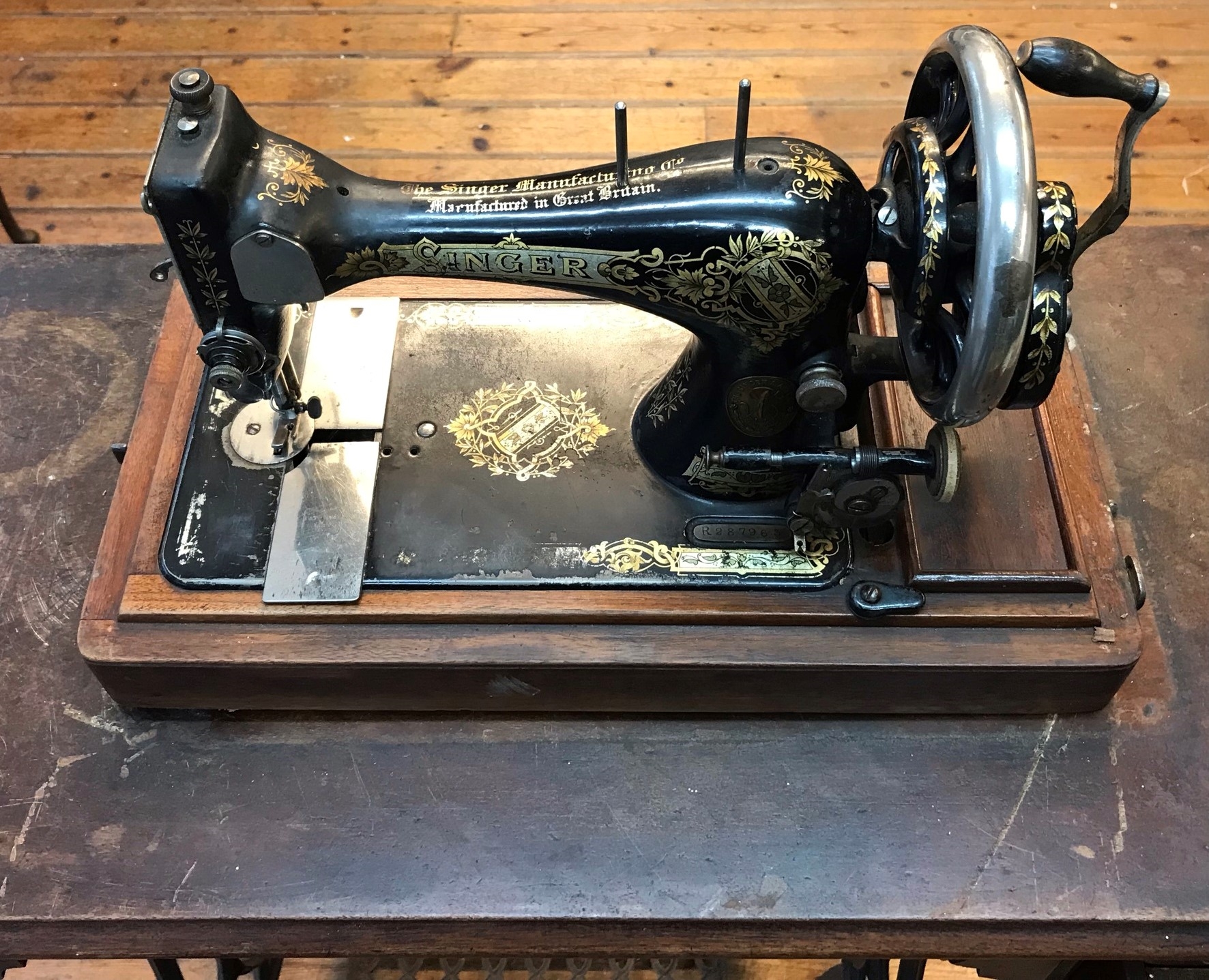 An Antique Singer Sewing Machine Treadle Table and Singer Sewing Machine circa 1902 Serial No: - Image 4 of 5