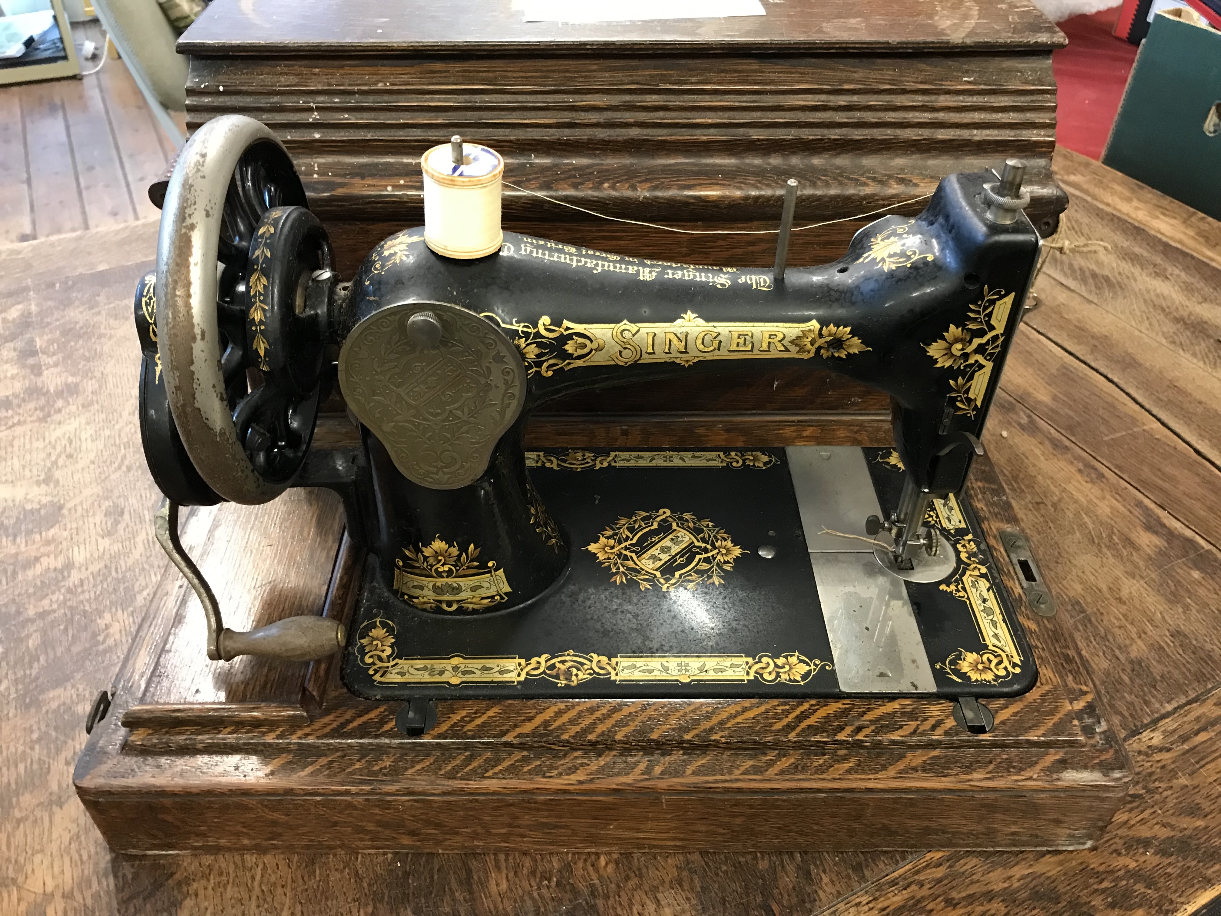 Singer Shuttle sewing machine in wooden case, with key. Serial No: S959293 Circa 1906 untested/for - Image 3 of 6