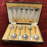 Walker & Hall of Sheffield 1930s Cutlery set of cake spoons and forks in box with scale effect