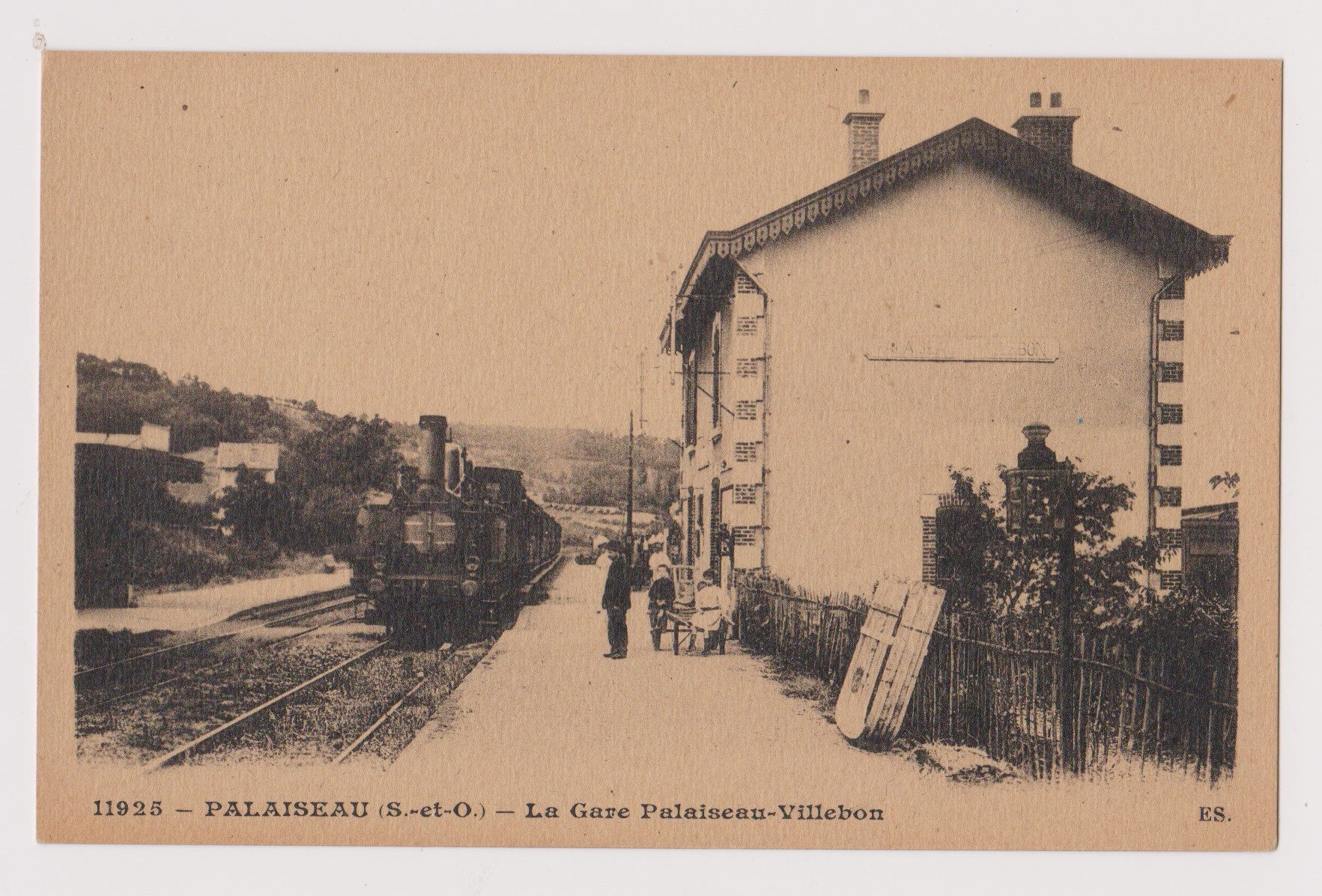 Palaiseau S et O La Gare, station, locomotive arriving, few staff activity