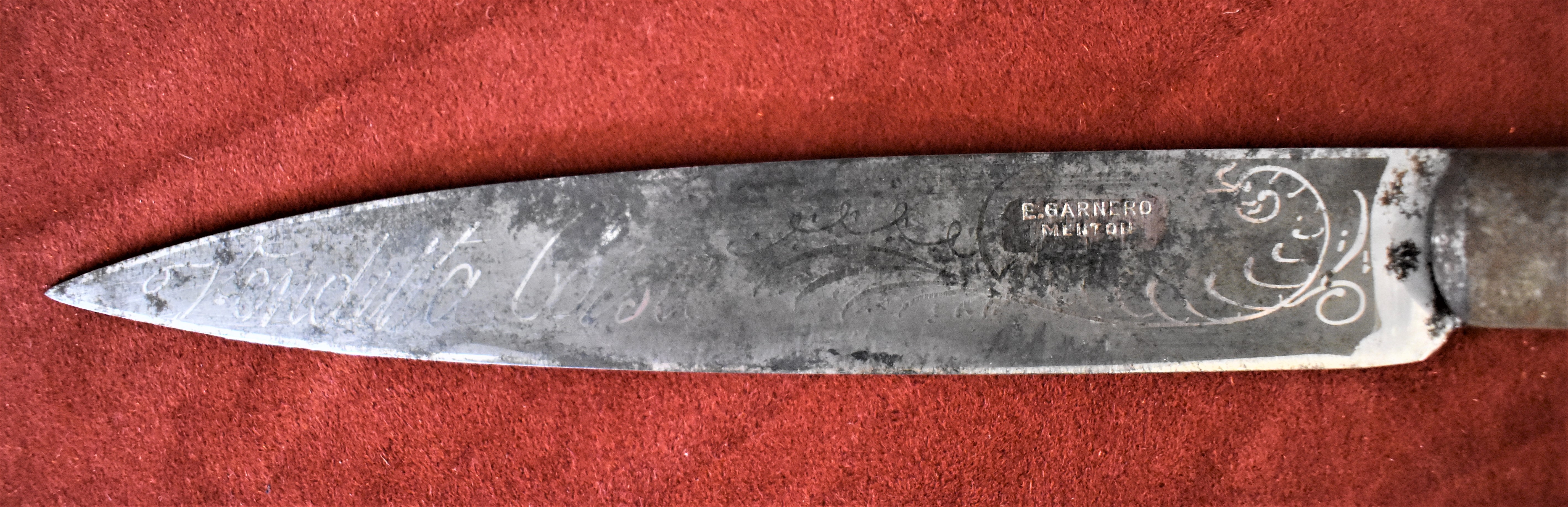 19th century Corsican Vendetta knife the 25.5 cm folding blade etched with foliage and inscriptions: - Image 3 of 4