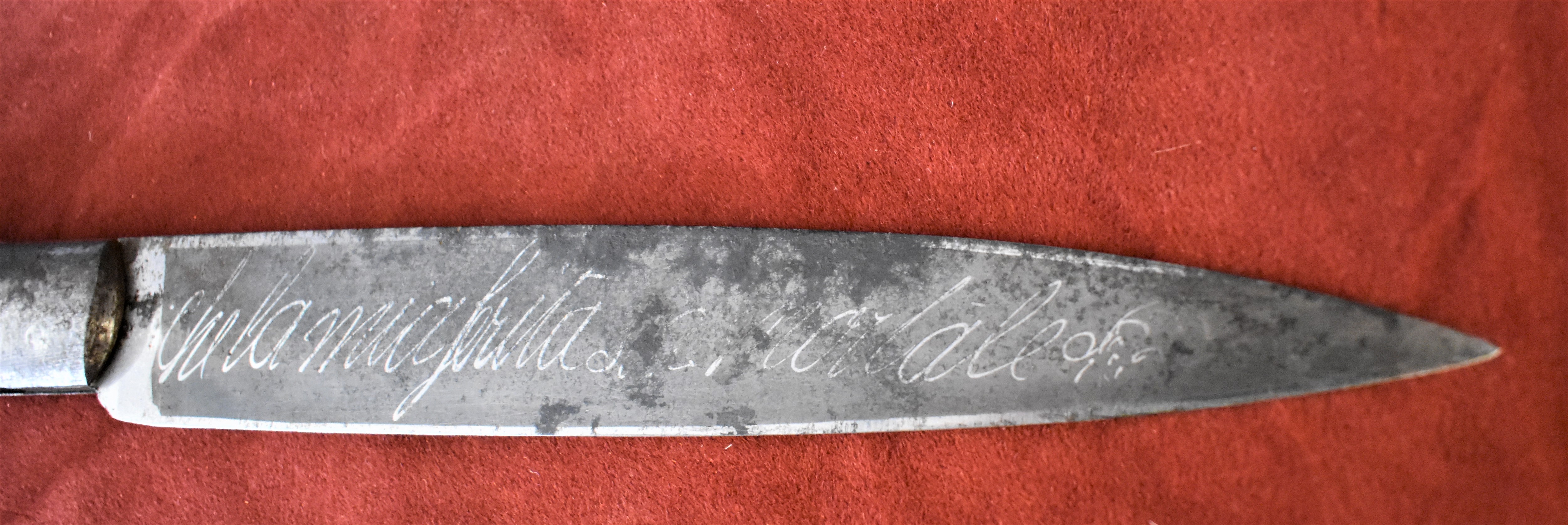 19th century Corsican Vendetta knife the 25.5 cm folding blade etched with foliage and inscriptions: - Image 4 of 4