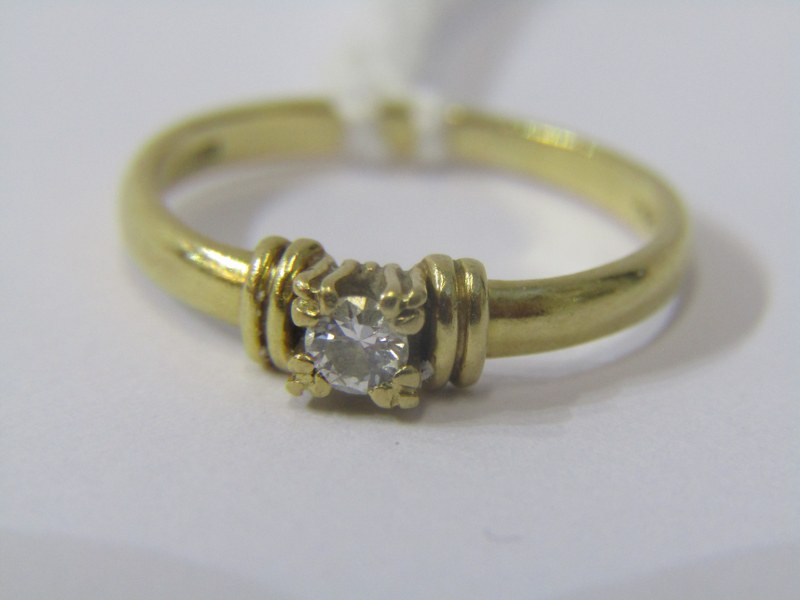 18ct YELLOW GOLD DIAMOND SOLITAIRE RING, bright brilliant cut diamond approx. 0.5ct, in vintage
