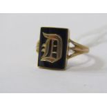 9ct GOLD PLAQUE RING, plaque decorated a stylised "D" on a black ground, size S