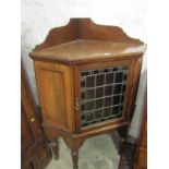 EDWARDIAN LEADED GLASS CORNER CABINET, panelled walnut with fluted ribbed legs, 80cm width