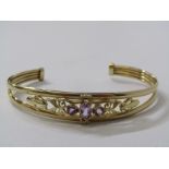 9ct YELLOW GOLD TORQUE STYLE BRACELET, set with 3 amethyst stones, approx 6.9 grams