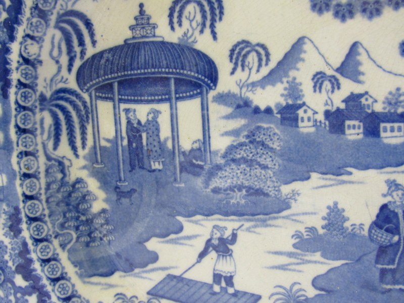 BLUE TRANSFERWARE, late 18th century pottery "Chinese Gazebo" pattern, 47cm meat plate - Bild 5 aus 14