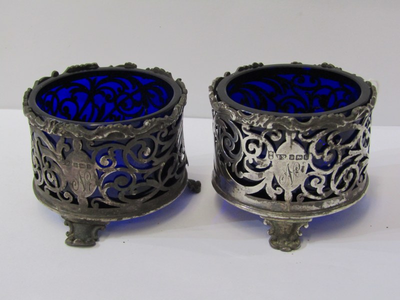 PAIR OF GEORGIAN DESIGN SILVER CIRCULAR SALTS, ornate fretwork design with blue glass liners, 97