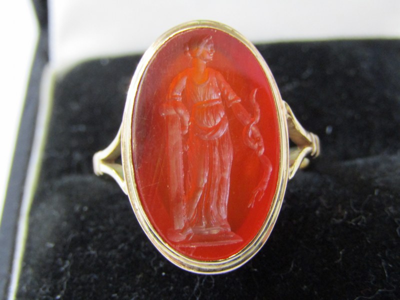 VINTAGE 9ct YELLOW GOLD RING with intaglio carved carnelian stone depicting Greco Roman Goddess