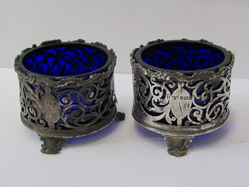 PAIR OF GEORGIAN DESIGN SILVER CIRCULAR SALTS, ornate fretwork design with blue glass liners, 97 - Image 2 of 4